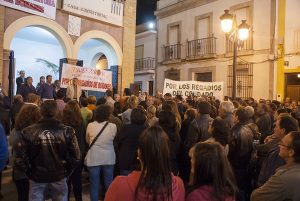 La plaza del Ayuntamiento de Bonares acoge la asamblea de la Plataforma