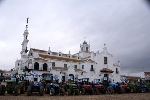 Tractores junto a la Ermita del Rocío.